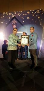 Latupono Saat Terima penghargaan sebagai Pemimpin Pembawa Perubahan oleh 7sky Media Awards 2018