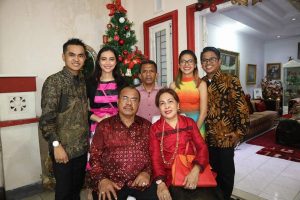 Ir SP Nanulaita MT beserta Istri, Retty Nanulaita beserta Tiga Anak Terkasih. (Foto Istimewa)