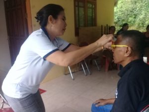 Pemeriksaan Mata Oleh Aleg PKPI, Juliana Pattipeilohy di RT03 RW04 Batu Gajah Atas (Foto Ongen Lekipiouw)