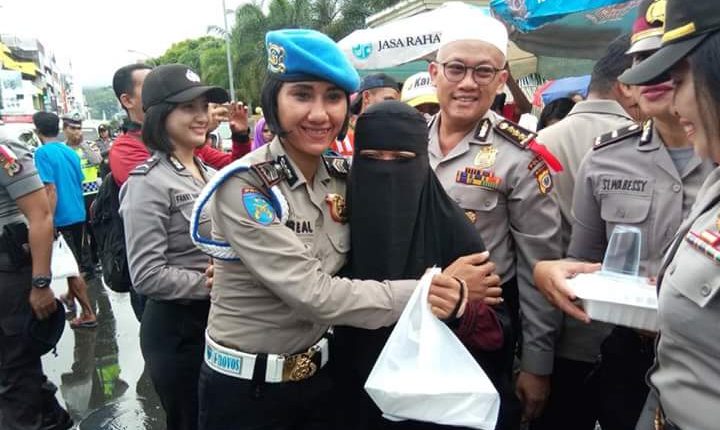 Kemesraan Polisi dengan Warga Muslim Di Kota Ambon Saat Pembagian Takjil Gratis oleh Polda Maluku, Jumat 25 Mey 2018