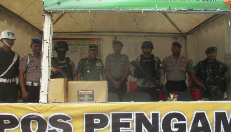 Foto Bersama Pangdam XVI Pattimura, Mayor Jenderal (Mayjen) TNI Suko Pranoto, dengan personil TNI AD dan Polisi di Pos Pengamanan Idul Fitry Trikora