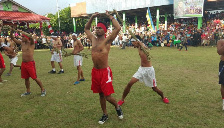 foto atraksi pukul sapu di Negeri Mamala Kabupaten Maluku Tengah