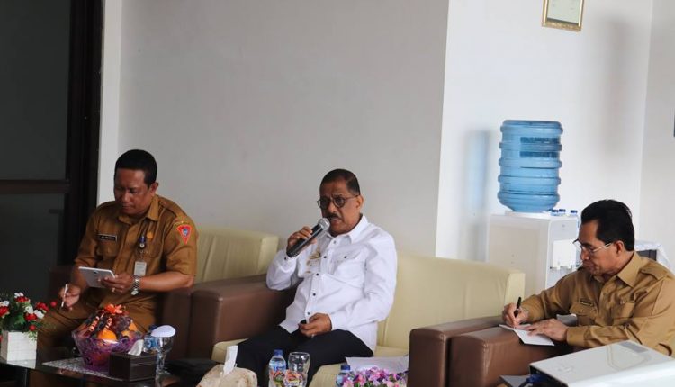 Walikota Ambon, Richard Louhenapessy Saat Memberikan Keterangan Pers Selasa (10/9) di Kantor PUPR Ambon. (Foto Istimewa)