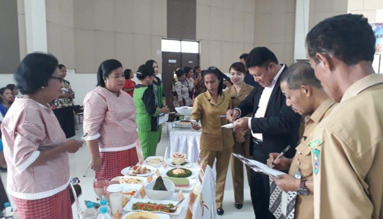 Juri sementara memberikan penilaian kepada Tim PKK Kota Ambon. (Foto Istimewa)