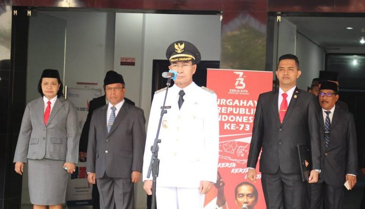 Wawali Ambon, Syarief Hadler saat memimpin Upacara Perayaan HUT RI ke-73 di Balaikota Ambon, Jumat (17/8). (Ist)