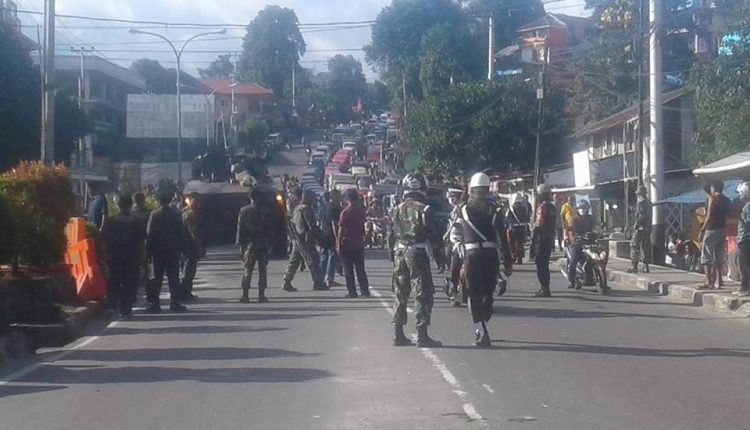 Arus Lalu Lintas di Kawasan Jalan Jenderal Sudirman Macet Total Akibat Kejadian Terbaliknya Tank Panser Tarantula Milik TNI AD, Selasa (8/7). (Foto Istimewa)