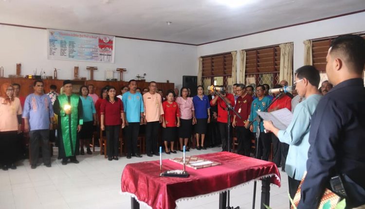 AMBON MANISE.COM- Wakil Walikota Ambon, Syarif Hadler himbau para Kepala Sekolah (Kepsek) untuk dapat menjaga keharmonisan dilingkungan sekolah masing-masing. Syareif Hadler juga mengajak para tenaga pendidik dilingkup Sekolah Dasar (SD) maupun Sekolah Menengah Pertama (SMP) di Kota Ambon untuk memperlakukan setiap siswa layaknya anak, tanpa membedakan satu dengan lainnya. Hal ini disampaikan Syarief Hadler saat melantik 29 Kepsek yang berlangsung di Aula SMP Negeri 2 Ambon, Selasa (7/8). Menurut ia, menciptakan sekolah yang aman, nyaman, dan disiplin sangatlah penting agar siswa dapat mencapai prestasi yang terbaik dan guru dapat menampilkan kinerja yang terbaik. "Sekolah yang aman, nyaman dan disiplin adalah sekolah yang warga sekolahnya bebas dari rasa takut, kondusif untuk belajar dan hubungan antar warga sekolahnya positif," imbuhnya. Memasuki era persaingan yang semakin meningkat, Wawali berharap pihak sekolah mampu menciptakan siswa siswi yang berkualitas dengan konsep belajar yang merangkul demi meningkatkan kualitas Sumber Daya Manusia (SDM) yang kompeten dan mampu bersaing dengan daerah lainnya. Untuk diketahui, pelantik 21 kepsek SD dan delapan kepala sekolah SMP ini sesuai Surat Keputusan (SK) Walikota No 334 dan 335 Tanggal 6 Agustus Tahun 2018 tentang Pengangkatan dan Pemberhentian Pegawai Negeri Sipil Dalam Tugas Tambahan Jabatan Kepala Sekolah Dasar dan Sekolah Menengah Tingkat Pertama Dilingkungan Pemerintah Kota Ambon. (AM-01/PPID Ambon).