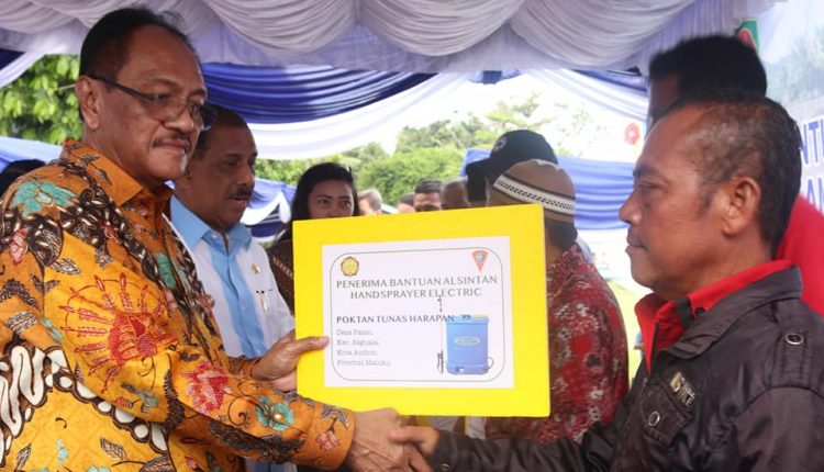 Penyerahan Bantuan Alsintan Oleh Kementerian Pertanian RI kepada Kelompok Tani (Poktan) Kota Ambon yang berlangsung di Hative Besar, Jumat (21/9).