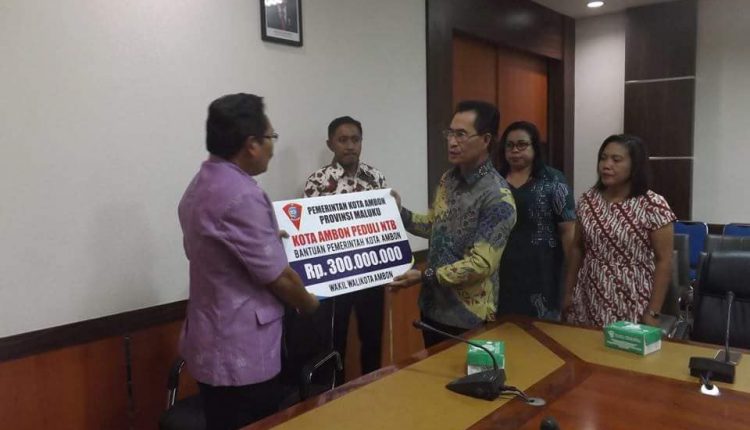 Wawali Ambon, Syarief Hadler Serahkan Bantuan Uang Tunai Kepada pemerintah Daerah Lombok (Ist)