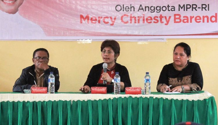 AMBONMANISE.COM- Anggota Komisi VII DPR - RI Daerah Pemilihan (Dapil) Maluku, Mercy Chriesty Barends saat Memberikan Sosialisasi Empat Pilar Di Kecamatan Leitimur Selatan Kota Ambon.