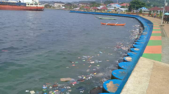 Tumpukan sampah plastik di sepanjang Pesisir Pantai tepatnya di RTH Wainitu.