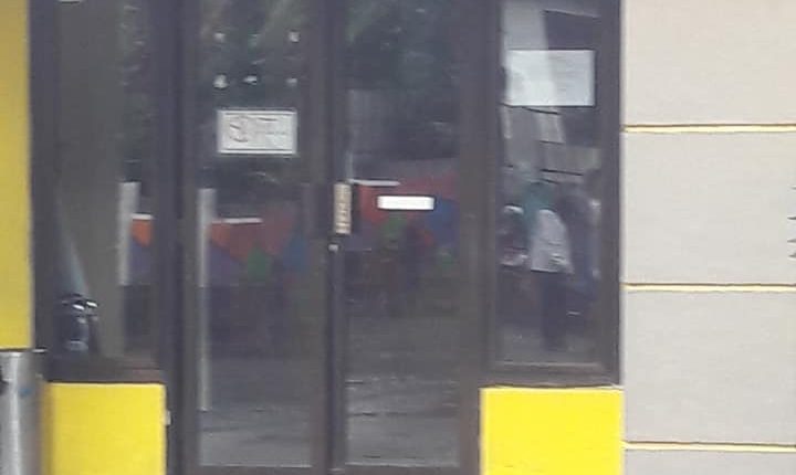 Kantor Discapil Kota Ambon masih tertutup rapat dari aktifitas pelayanan publik. Padahal Warga Sudah Mengantri sejak pukul 07.00 Wit. (Ist)